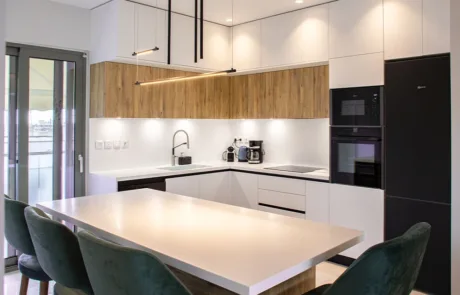 Κατασκευή Λευκής Κουζίνας με Ξύλο