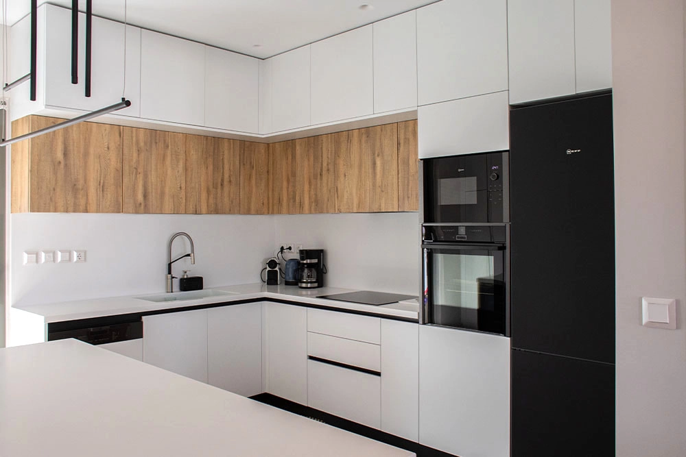 Κατασκευή Λευκής Κουζίνας με Ξύλο