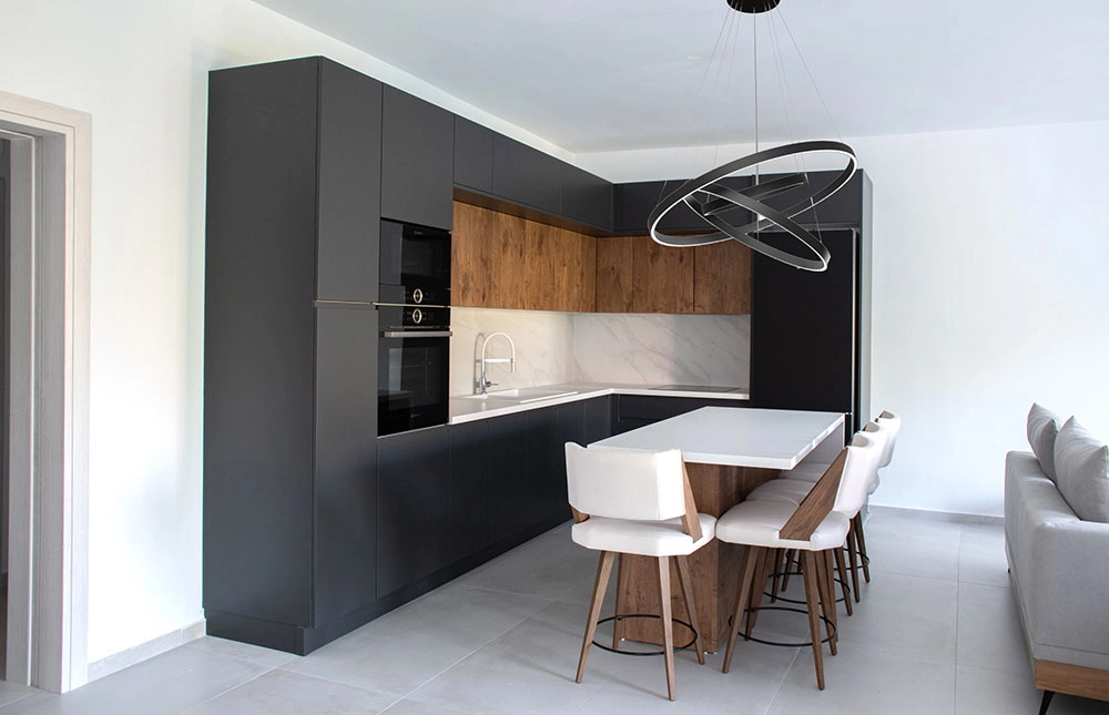 Κατασκευή δίχρωμης κουζίνας