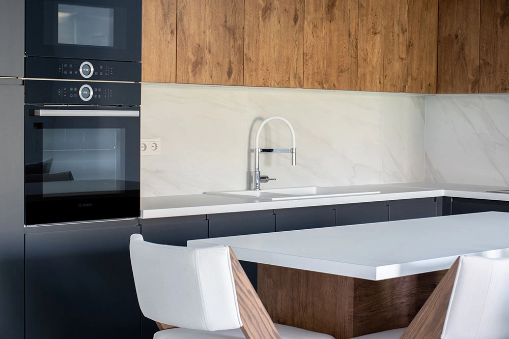 Κατασκευή δίχρωμης κουζίνας