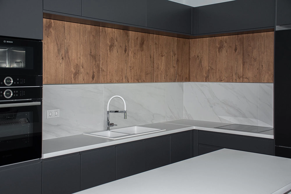 Κατασκευή δίχρωμης κουζίνας