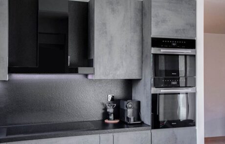 Κατασκευή Κουζίνας με Γκρι πάγκο απο γρανίτη