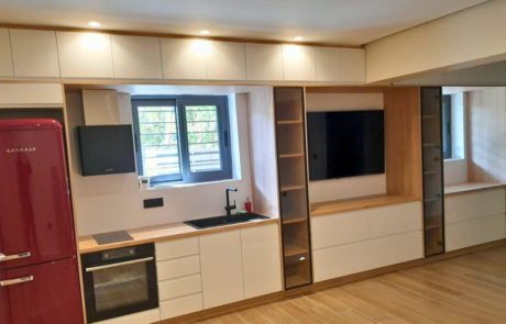 Κατασκευή Λευκής Κουζίνας με Natural Πάγκο