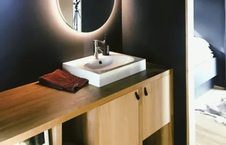 Κατασκευή επίπλου μπάνιου σε απόχρωση ξύλου