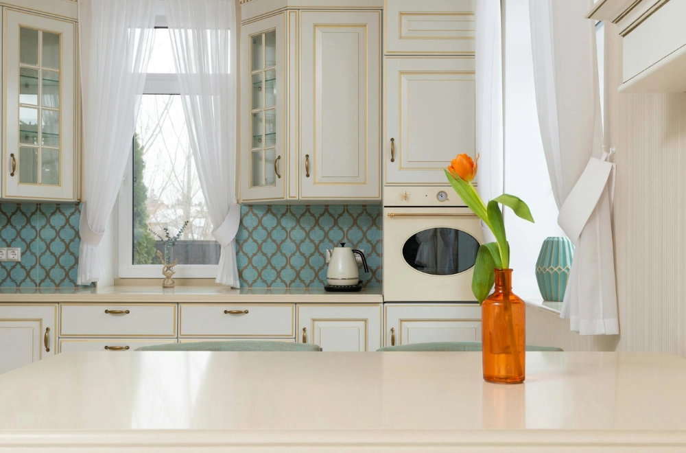 Κατασκευή κλασικής κουζίνας σε χρώμα μπεζ